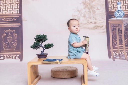 石嘴山宝宝边吃奶边挣扎烦躁